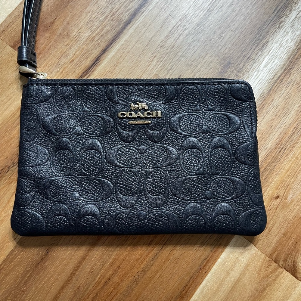 **SOLD** NWOT Coach Corner Zip Wristlet In Signature Leather